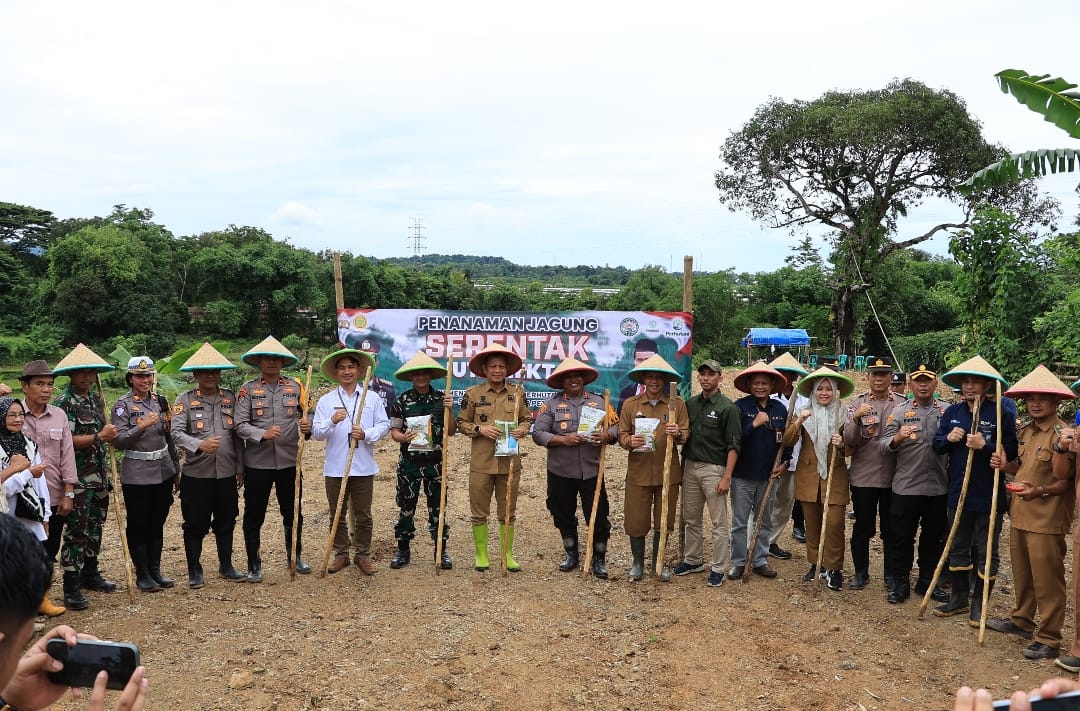 Kapolres Barru AKBP Dodik S.I.K bersama unsur Forkopimda Kabupaten Barru saat Gelar Tanam Jagung Serentak di Dusun Bulu Lampoko Kec. Balusu Kab. Barru Sulawesi Selatan (Sulsel) pada Selasa (21/1/25).