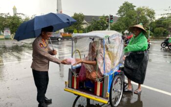 Meski Gerimis, Kapolres Maros Turun Sapa Warga dan Bagikan Takjil