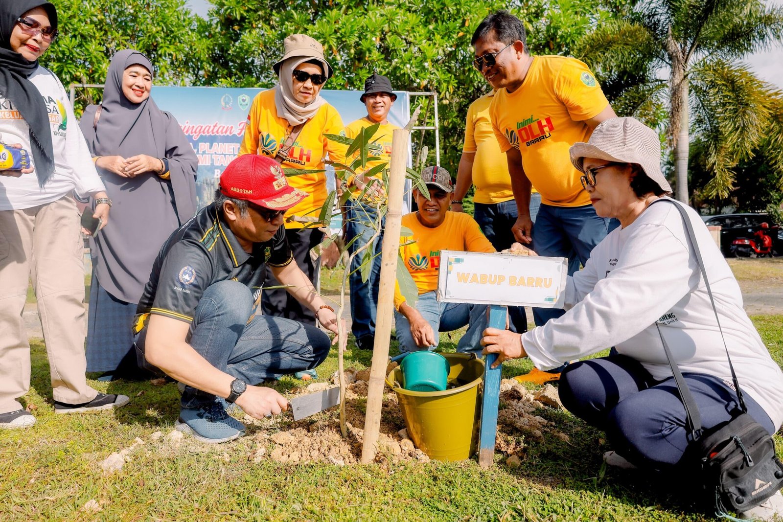 Wakil Bupati Abustan Tanam Pohon Serentak di GOR Barru