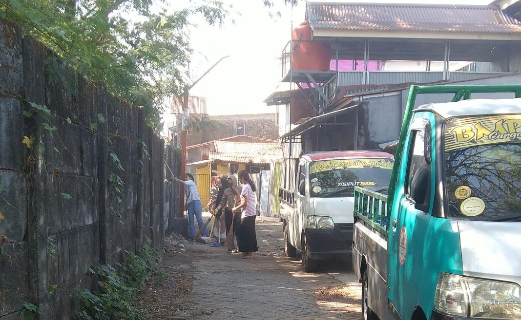 Sambut HUT RI ke-80, Ikrab Gelar Kerja Bakti Bersama Warga