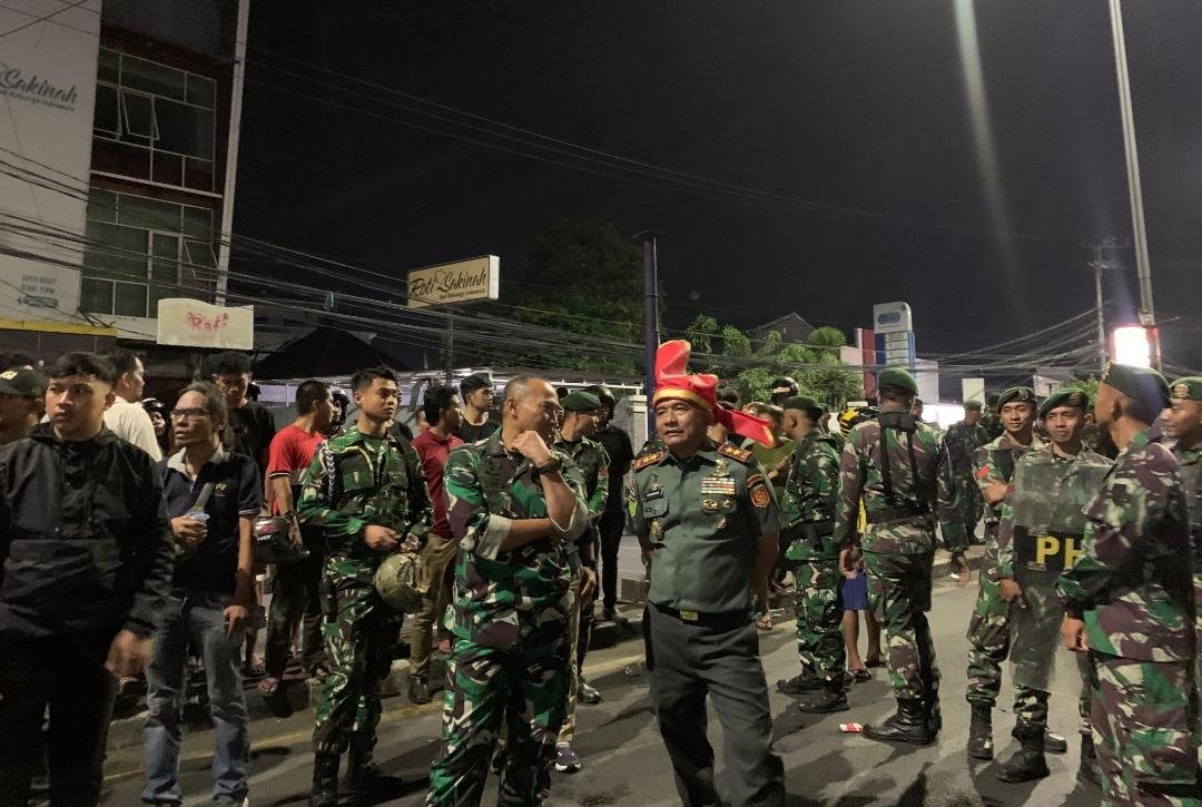 Panglima Divisi Infanteri 3 Kostrad Terus Mengawal Aksi Demonstrasi di Depan Kantor DPRD Sulsel