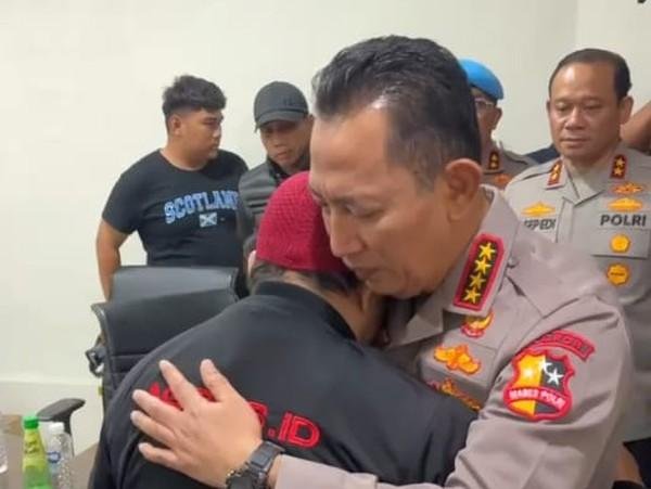 Tangis Haru Pecah Saat Kapolri Temui Orang Tua Korban Ojek Online di RSCM Jakarta