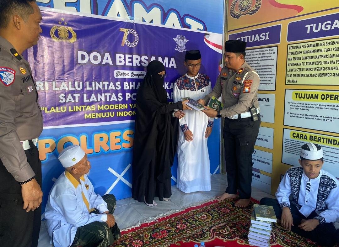 Kasat Lantas Polres Barru Gelar Doa Bersama dan Bagikan Al-Qur’an, Ini Pesannya