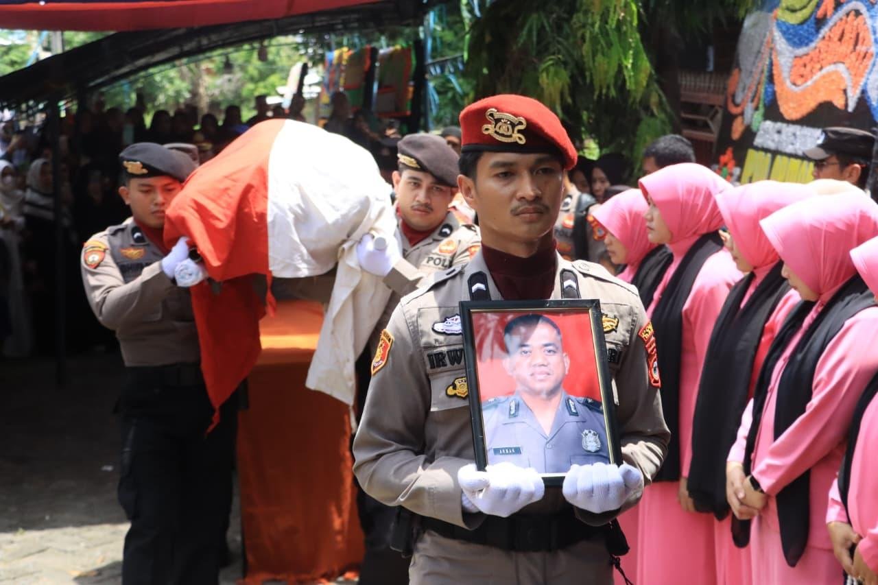 Upacara Pelepasan Jenazah Ipda Arman Digelar Polres Barru, Kapolres Sampaikan Belasungkawa
