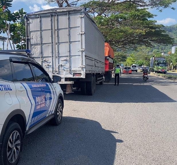 Backup Pihak Polsek, Satlantas Polres Barru Berantas Parkir Sembarangan di Jalan Trans-Sulawesi