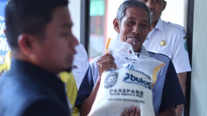 Tasming Hamid Salurkan Bantuan Beras Sejahtera Kepada 2.202 Penerima Manfaat di Parepare