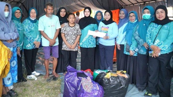 TP PKK Parepare Salurkan Bantuan Kepada Warga Terdampak Kebakaran di Soreang