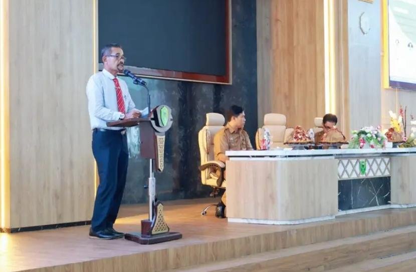 Penjabat Sekretaris Daerah Kabupaten Barru, Abubakar, membuka secara resmi Penyelarasan Daftar Data dan Penginputan Data SIPD e-Walidata Kabupaten Barru Tahun 2025.