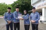 Bupati Barru Beri Apresiasi Petugas Upacara dan ASN Berprestasi pada Peringatan HUT ke-54 KORPRI