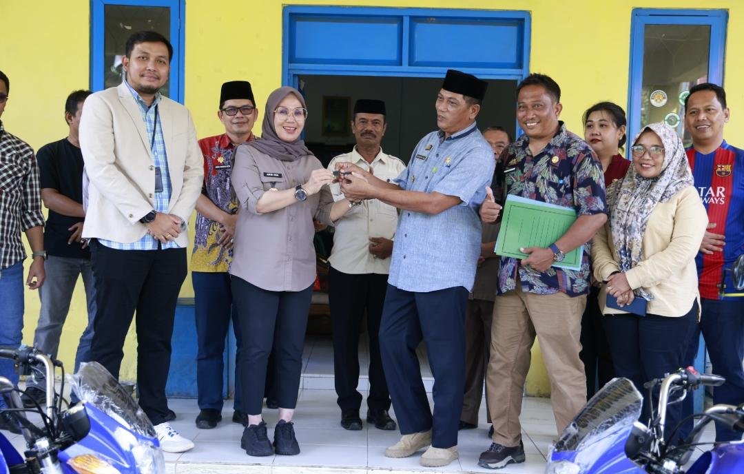 Bupati Barru Serahkan 2 Unit Sepeda Motor Pengangkut Sampah dari BRI