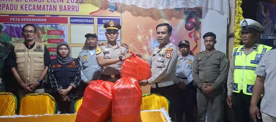 FOTO : Putra Bupati Barru Kunjungi Pos Terpadu Pelayanan Natal