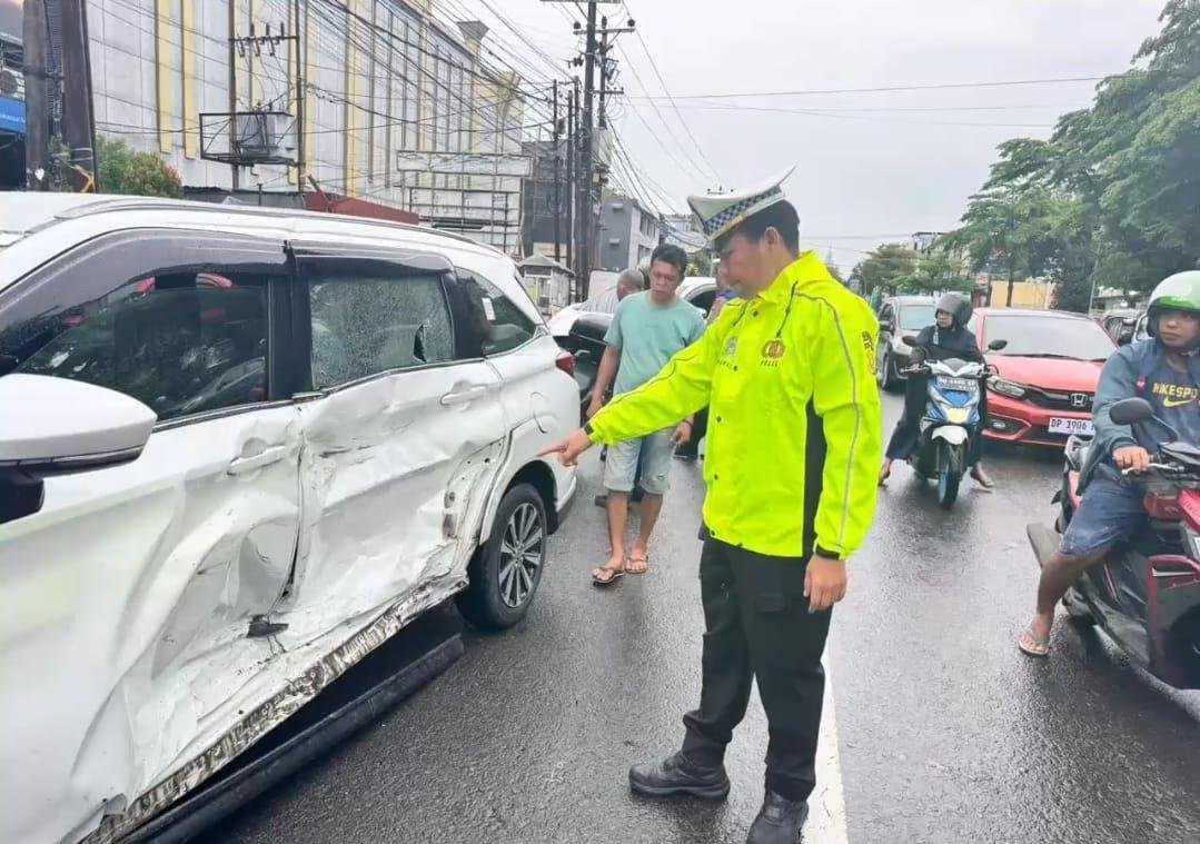 Innova Tabrak Avanza di Jalan Bawakaraeng Makassar, Dua Kendaraan Rusak