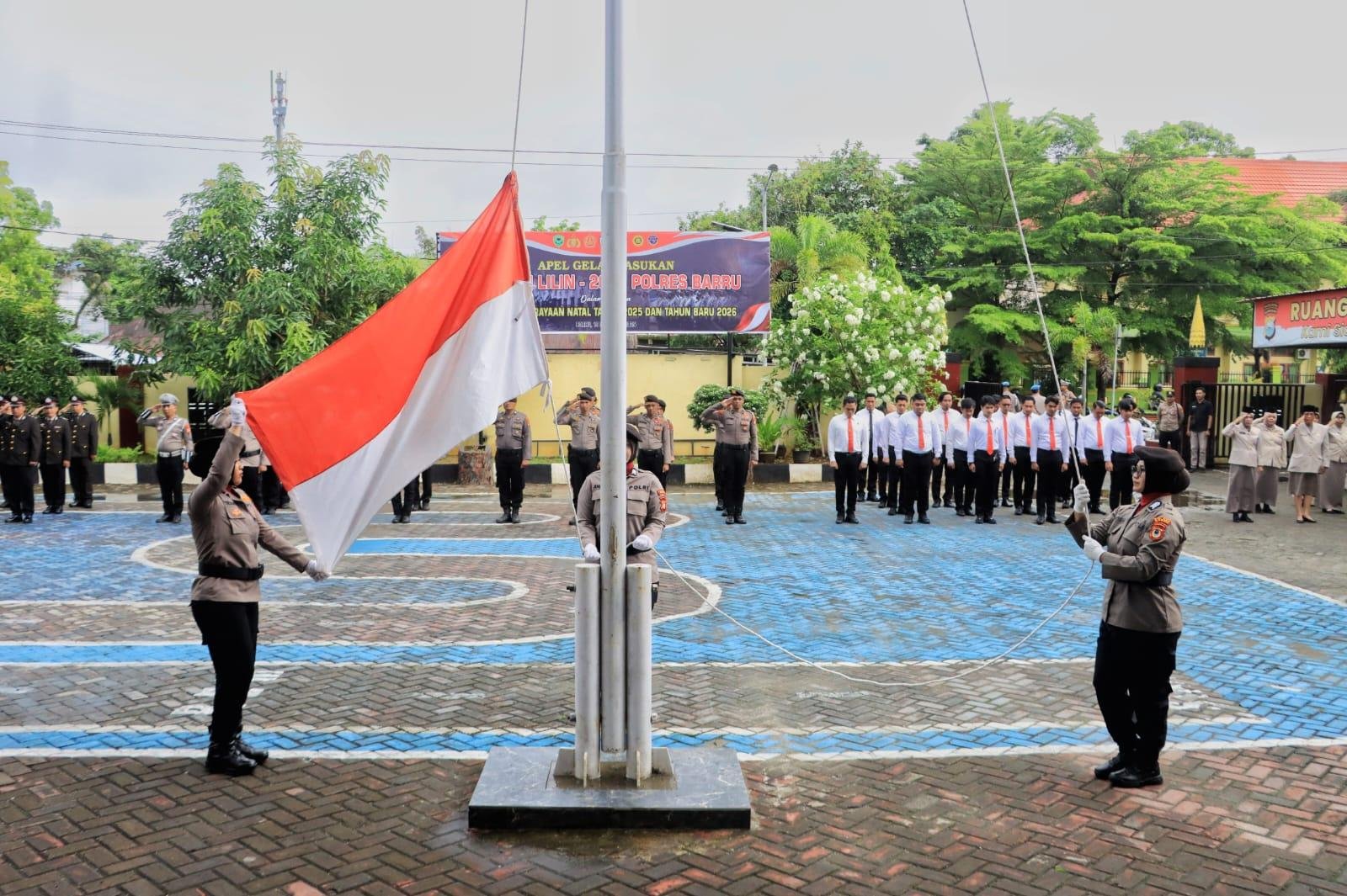 Polres Barru Gelar Upacara Hari Ibu ke-97, Polwan Jadi Pengibar Merah Putih