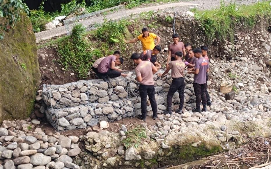 Satbrimob Polda Sulsel Bangun Jembatan Darurat di Desa Nepo Barru