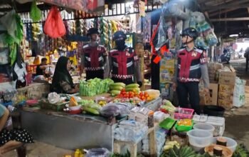 Sat Samapta Polres Barru Intensifkan Patroli Kota Presisi di Pasar Mattirowalie