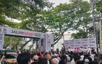 Didampingi Gandi dan Rusdi Masse, Ketua Umum PSI Lepas Langsung Jalan Sehat di Pantai Losari