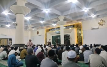 Wabup Abustan Tarawih di Masjid Agung, Ajak Warga Perkuat Iman dan Jaga Keamanan