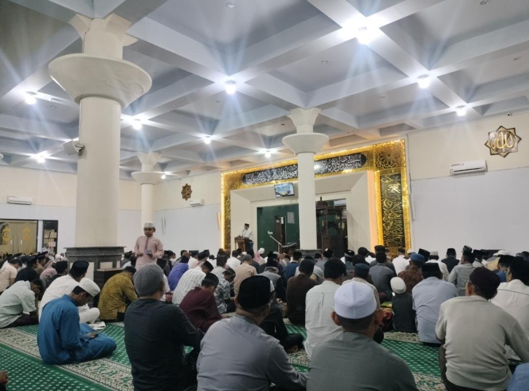 Wabup Abustan Tarawih di Masjid Agung, Ajak Warga Perkuat Iman dan Jaga Keamanan