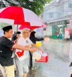 Tak Kenal Hujan, DPD PSI Makassar Tetap Berbagi Takjil kepada Pengendara