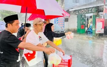 Tak Kenal Hujan, DPD PSI Makassar Tetap Berbagi Takjil kepada Pengendara