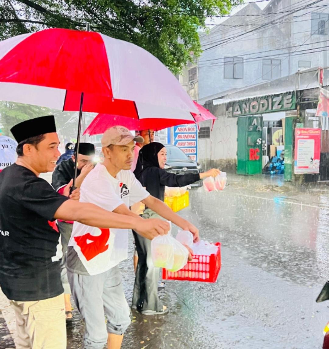 Tak Kenal Hujan, DPD PSI Makassar Tetap Berbagi Takjil kepada Pengendara
