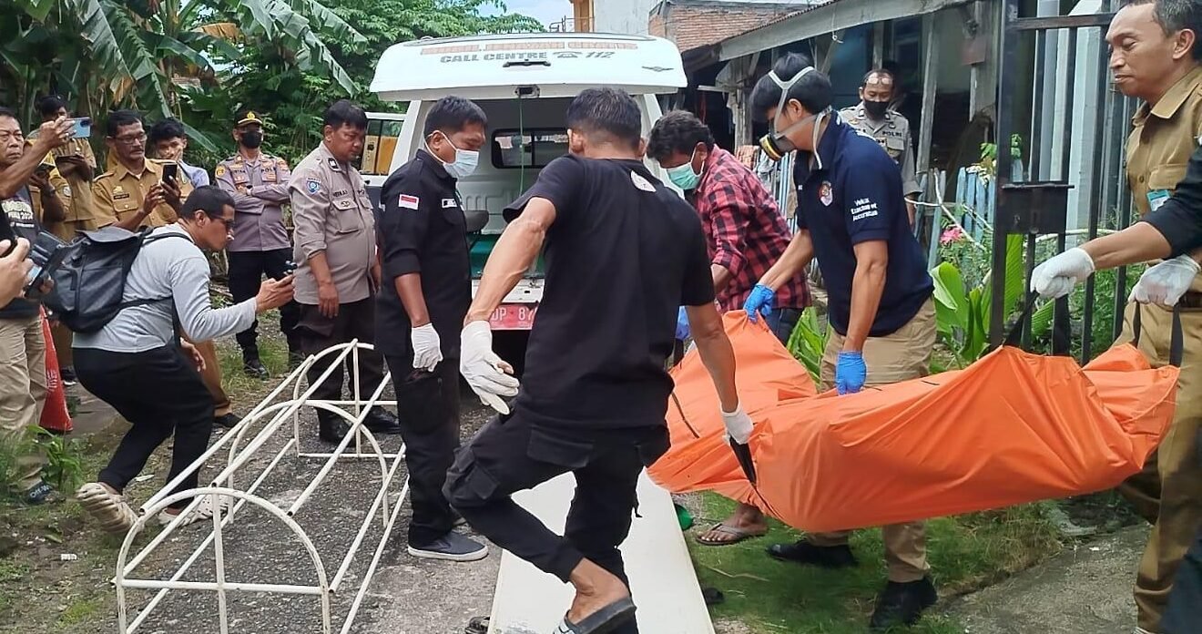 Petugas PDAM Kota Parepare Temukan Pria Lansia Meninggal di Teras Rumah di Parepare