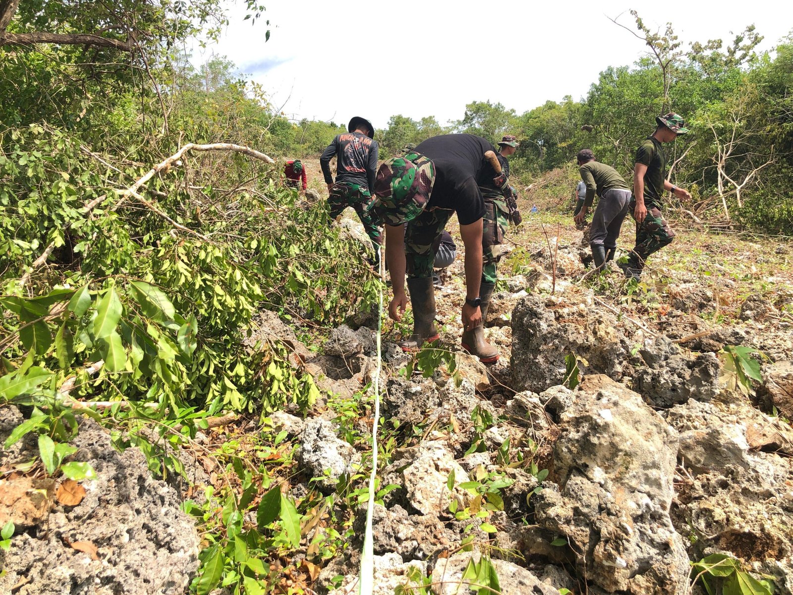TMMD Ke-127, TNI dan Warga Buka Akses Jalan Desa Ara–Lembanna di Bonto Bahari