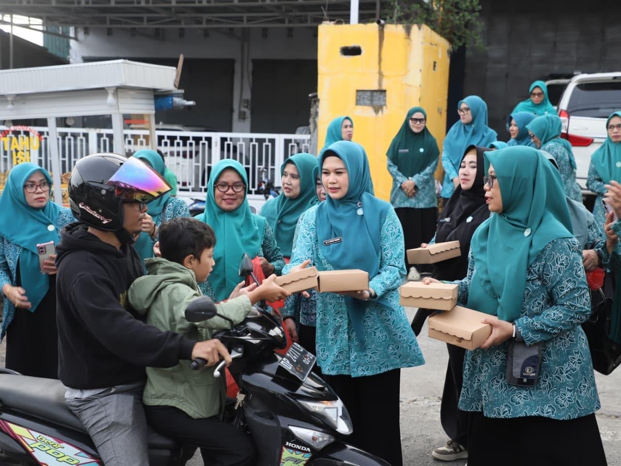TP PKK Parepare Serentak Bagikan Takjil dan Gelar Amaliyah di Auditorium BJ Habibie