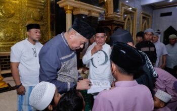 Wabup Barru “Diserbu” Jamaah Cilik Usai Safari Ramadan di Masjid Besar Taqwa Palanro