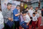 Pemkab Barru dan Yayasan Ibnu Sina Salurkan Bantuan Perlengkapan Sekolah untuk 100 Siswa SD