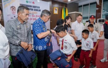 Pemkab Barru dan Yayasan Ibnu Sina Salurkan Bantuan Perlengkapan Sekolah untuk 100 Siswa SD