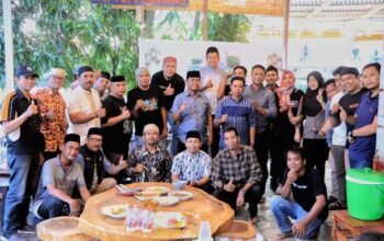 Kasat Narkoba dan Humas Polres Barru Ajak Wartawan Bukber di Tepi Empang