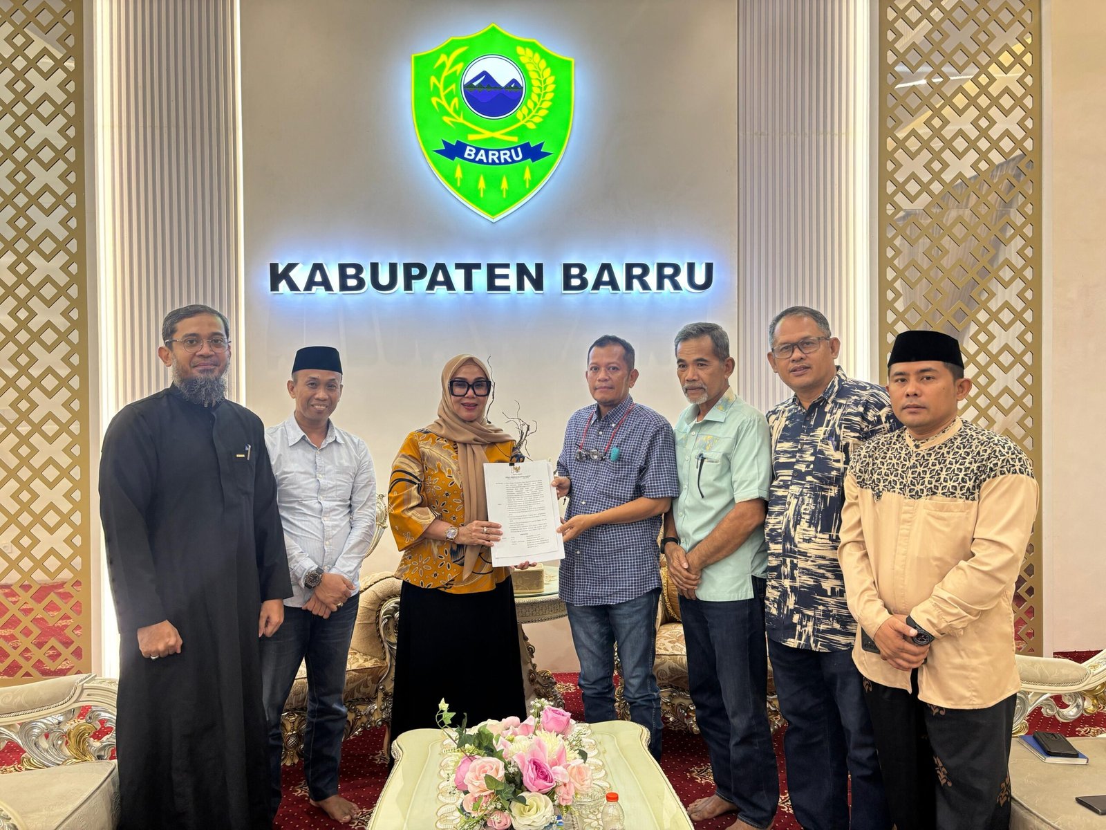 Penyerahan Surat Keputusan (SK) berlangsung di Rumah Jabatan Bupati Barru pada Selasa, 14 April 2026. 