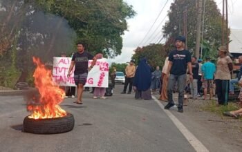 Tolak Tambang Sirtu Berlanjut, Warga Barru Tutup Jalan dan Bakar Ban