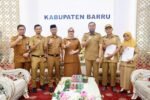 Bupati Barru Serahkan SK Plt Tiga Pejabat Dinas Kesehatan, Tekankan Profesionalisme dan Pelayanan