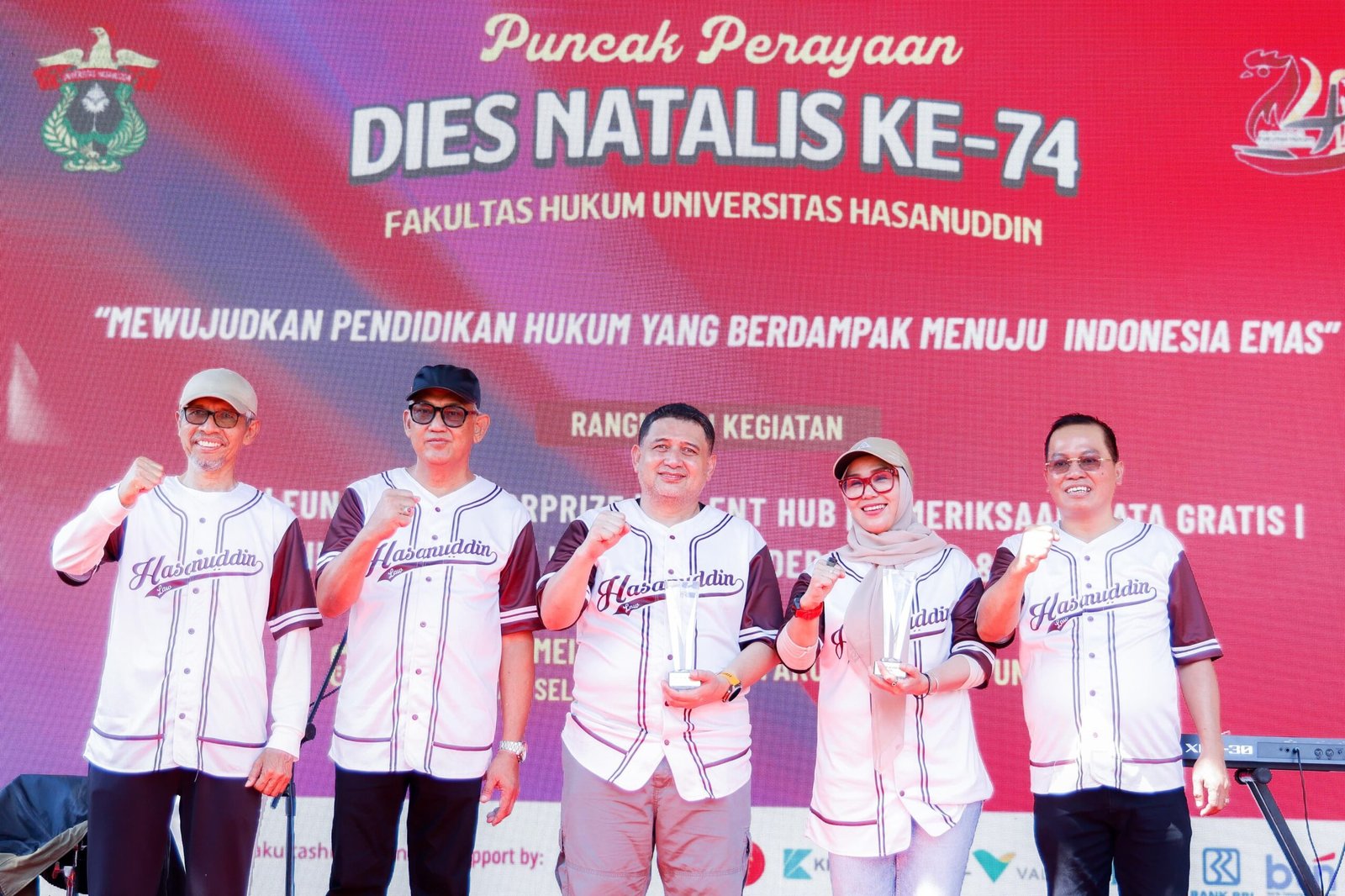 Bupati Barru Hadiri Dies Natalis FH Unhas dan Terima Law School Award