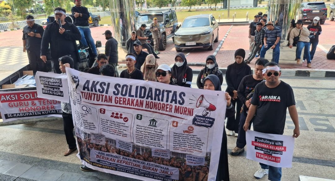 Puluhan guru dan tenaga kependidikan (tendik) honorer di Kutai Timur (Kutim), Kalimantan Timur, menggelar aksi solidaritas di depan Kantor Badan Kepegawaian dan Pengembangan Sumber Daya Manusia (BKPSDM) Kutim, Senin (4/5/2026). (Foto Rahman)