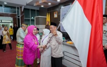 Bupati Barru Andi Ina Kartika Sari resmi melepas 164 Jamaah Calon Haji (JCH) Kabupaten Barru untuk musim haji 1447 Hijriah/2026 Masehi di Baruga Singkerru Ada’e, Rabu (6/5/26).