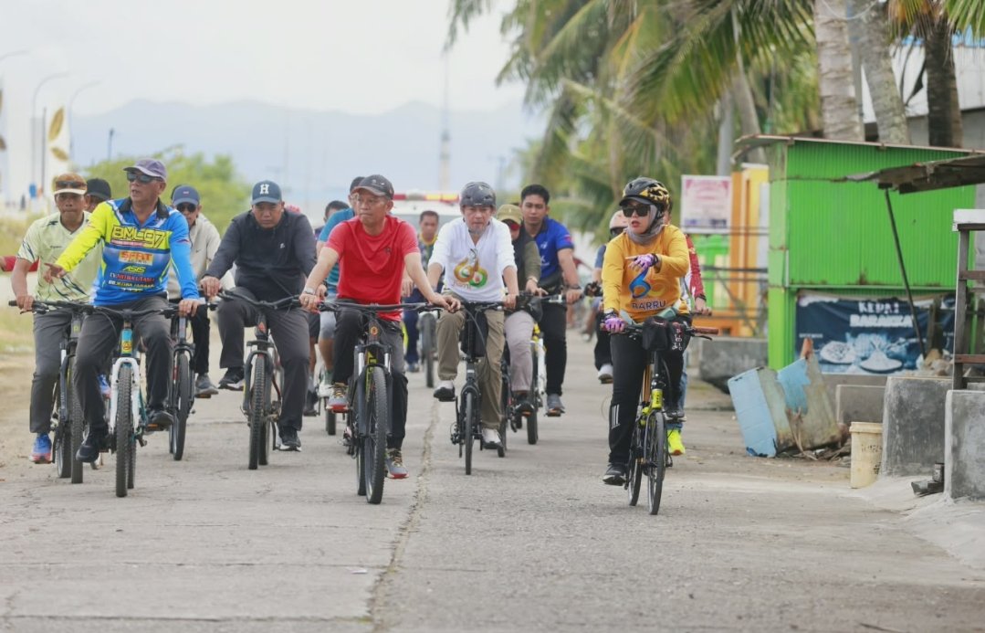 Bupati Barru Andi Ina Kartika Sari memanfaatkan momentum Car Free Day (CFD) di Kabupaten Barru dengan bersepeda santai bersama masyarakat mengelilingi sejumlah ruas jalan dalam kota Barru, Minggu pagi (10/5/2026).