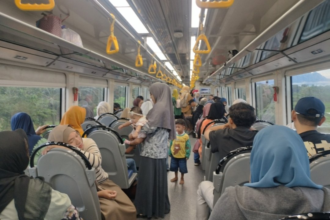 Kereta Api Indonesia (KAI) Trans Sulsel kembali mengalami gangguan operasional hingga mogok di tengah area persawahan pada Jumat, (15/5/2026).