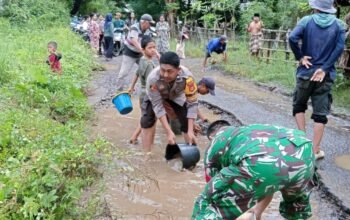 Warga dan Bhabinkamtibmas Kompak Gotong Royong Perbaiki Jalan Desa di Lasitae