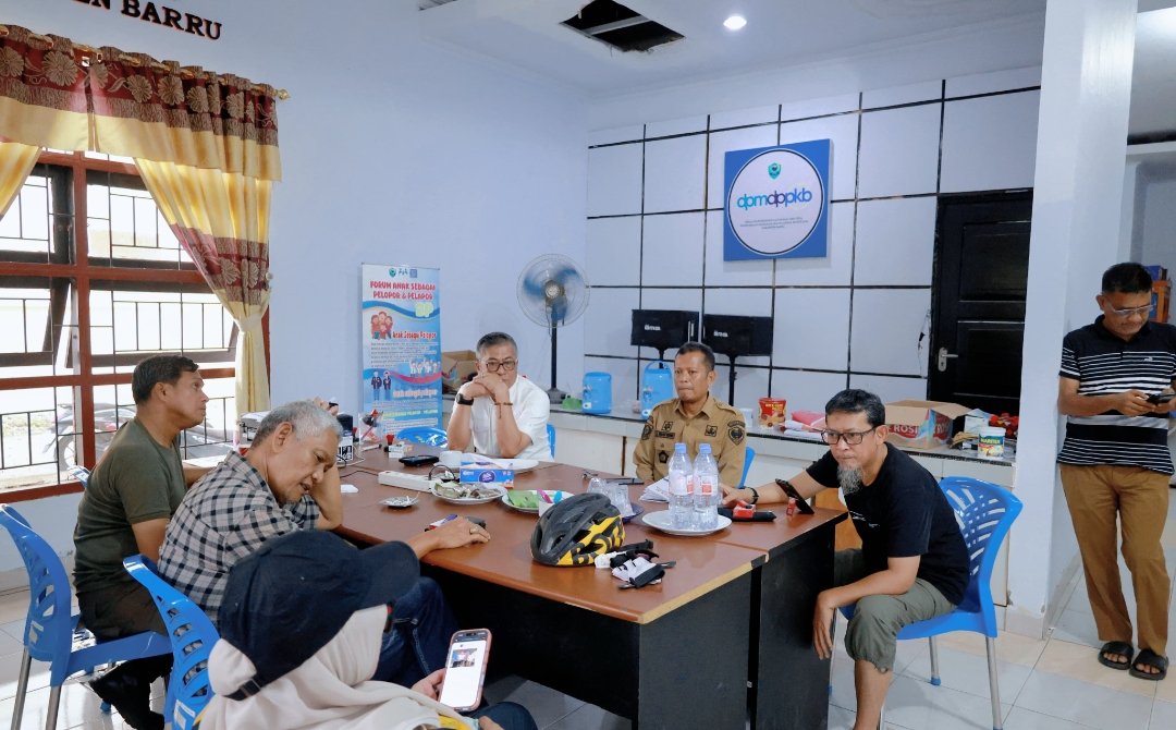 Bupati Barru Andi Ina Kartika Sari bersama Wakil Bupati Barru Abustan A. Bintang memantau langsung progres penghitungan suara Pemilihan Kepala Desa (Pilkades) Serentak Kabupaten Barru 2026