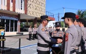 Kapolres Barru Apresiasi Personel Berprestasi dengan Piagam Penghargaan