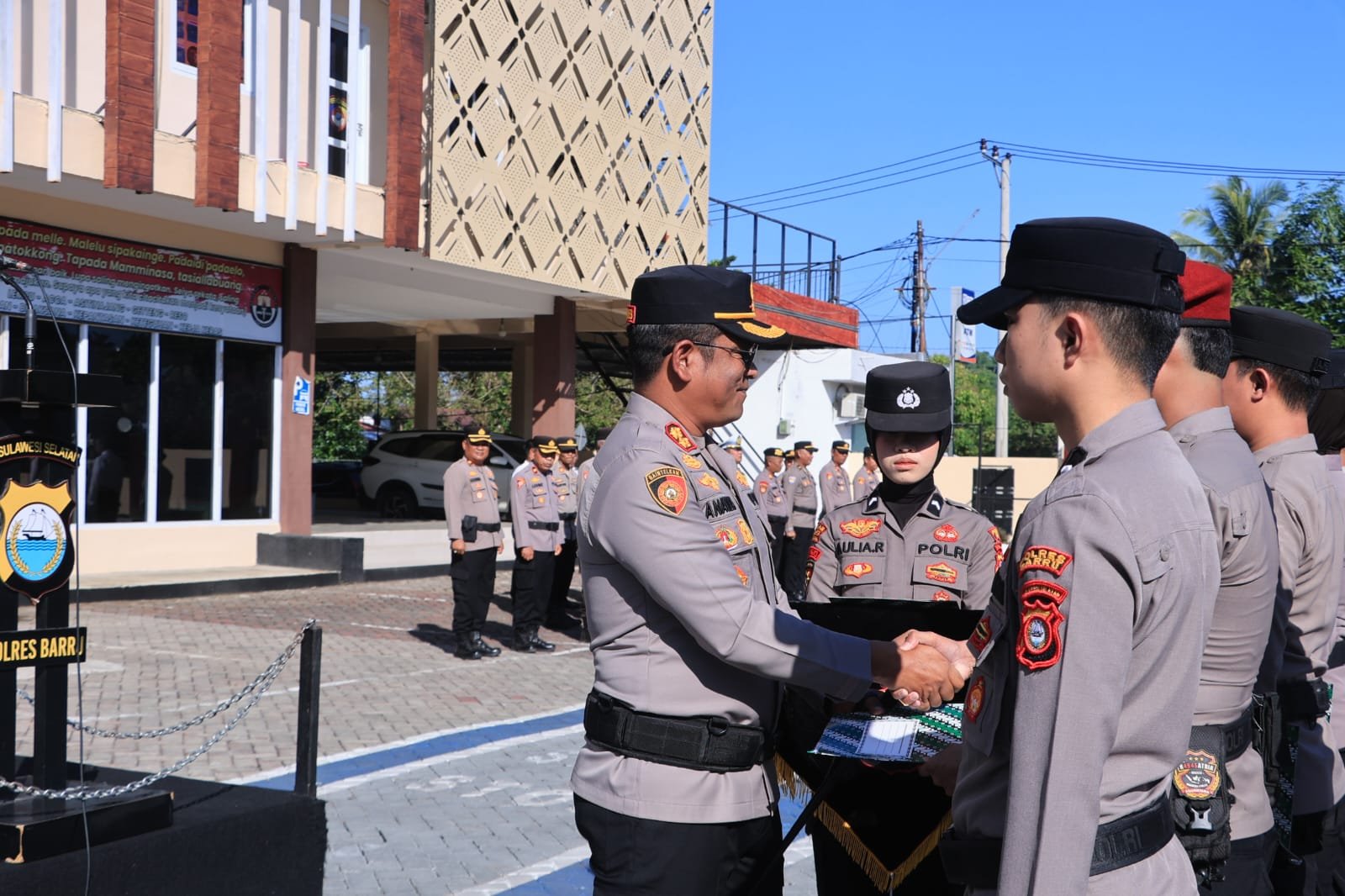 Kapolres Barru Apresiasi Personel Berprestasi dengan Piagam Penghargaan