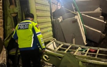Truk Roda 10 Hilang Kendali, Timpa Dua Rumah Warga di Jalan Galangan Kapal Makassar