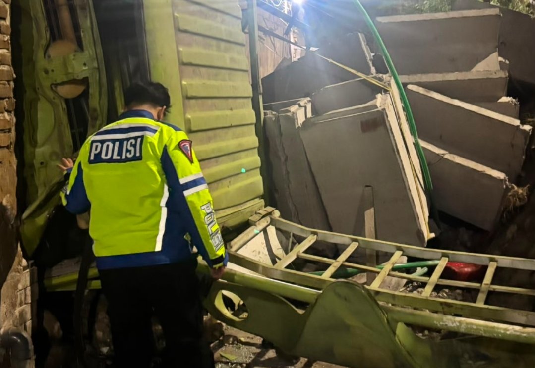 Truk Roda 10 Hilang Kendali, Timpa Dua Rumah Warga di Jalan Galangan Kapal Makassar
