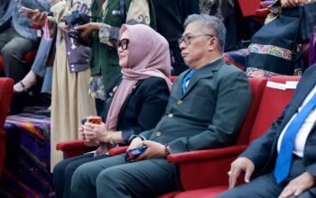 Bupati Barru Andi Ina Kartika Sari, S.H., M.Si. bersama Wakil Bupati Barru Dr. Ir. Abustan A. Bintang, M.Si. menghadiri Sidang Terbuka Senat Luar Biasa Pengukuhan Guru Besar Universitas Negeri Makassar (UNM) di Ruang Teater Menara Pinisi UNM, Makassar, Kamis (30/7/2026).