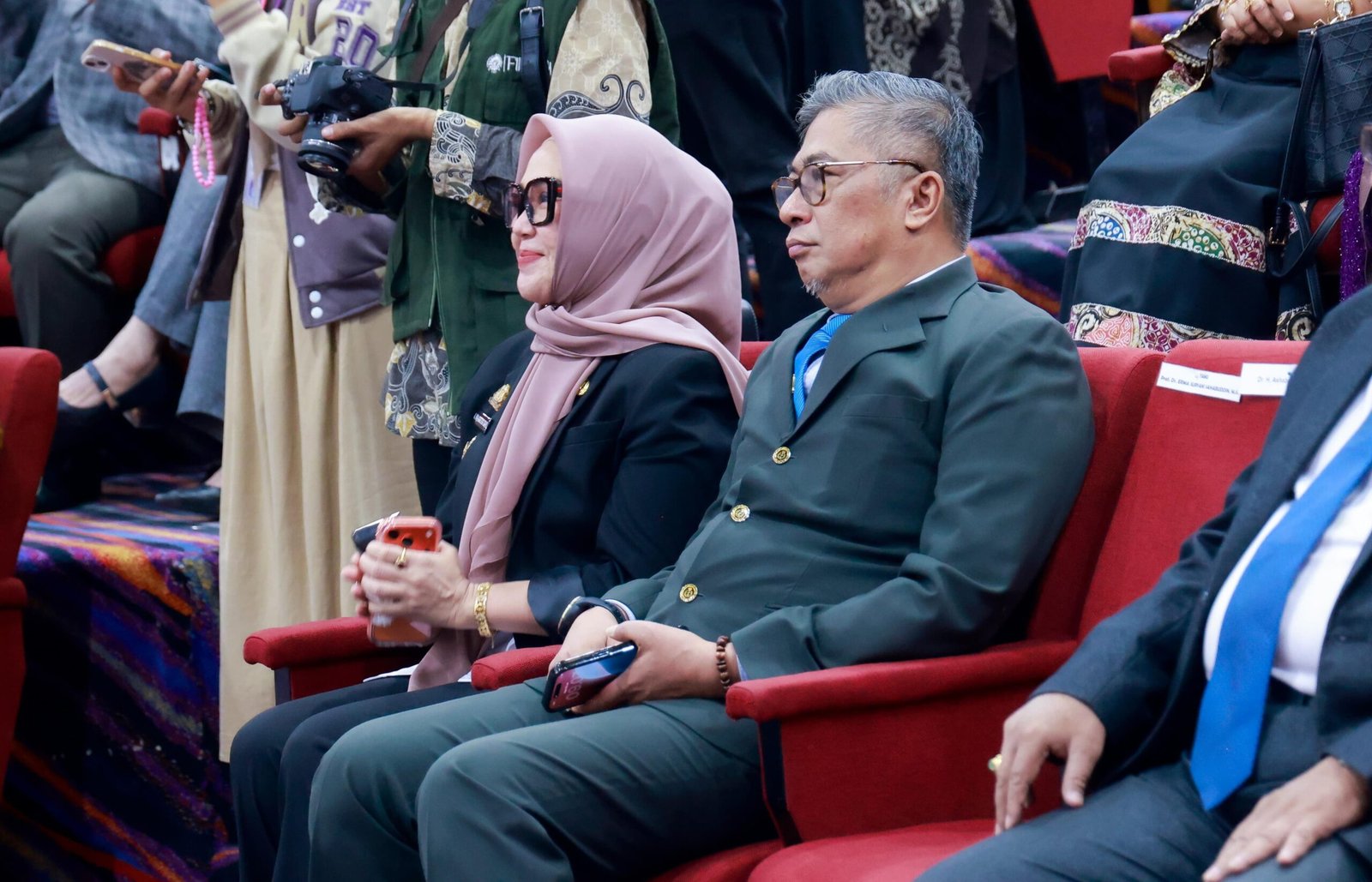 Bupati Barru Andi Ina Kartika Sari, S.H., M.Si. bersama Wakil Bupati Barru Dr. Ir. Abustan A. Bintang, M.Si. menghadiri Sidang Terbuka Senat Luar Biasa Pengukuhan Guru Besar Universitas Negeri Makassar (UNM) di Ruang Teater Menara Pinisi UNM, Makassar, Kamis (30/7/2026).