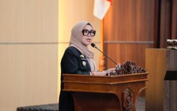 Bupati Barru Andi Ina Kartika Sari, S.H., M.Si. menyampaikan sambutan pada Rapat Paripurna DPRD Kabupaten Barru terkait Persetujuan Bersama Ranperda Pertanggungjawaban Pelaksanaan APBD Tahun Anggaran 2025 dan Penyerahan Pendapat Bupati terhadap Ranperda Penyelenggaraan Perlindungan Anak di Ruang Rapat DPRD Kabupaten Barru, Kamis (30/7/2026).