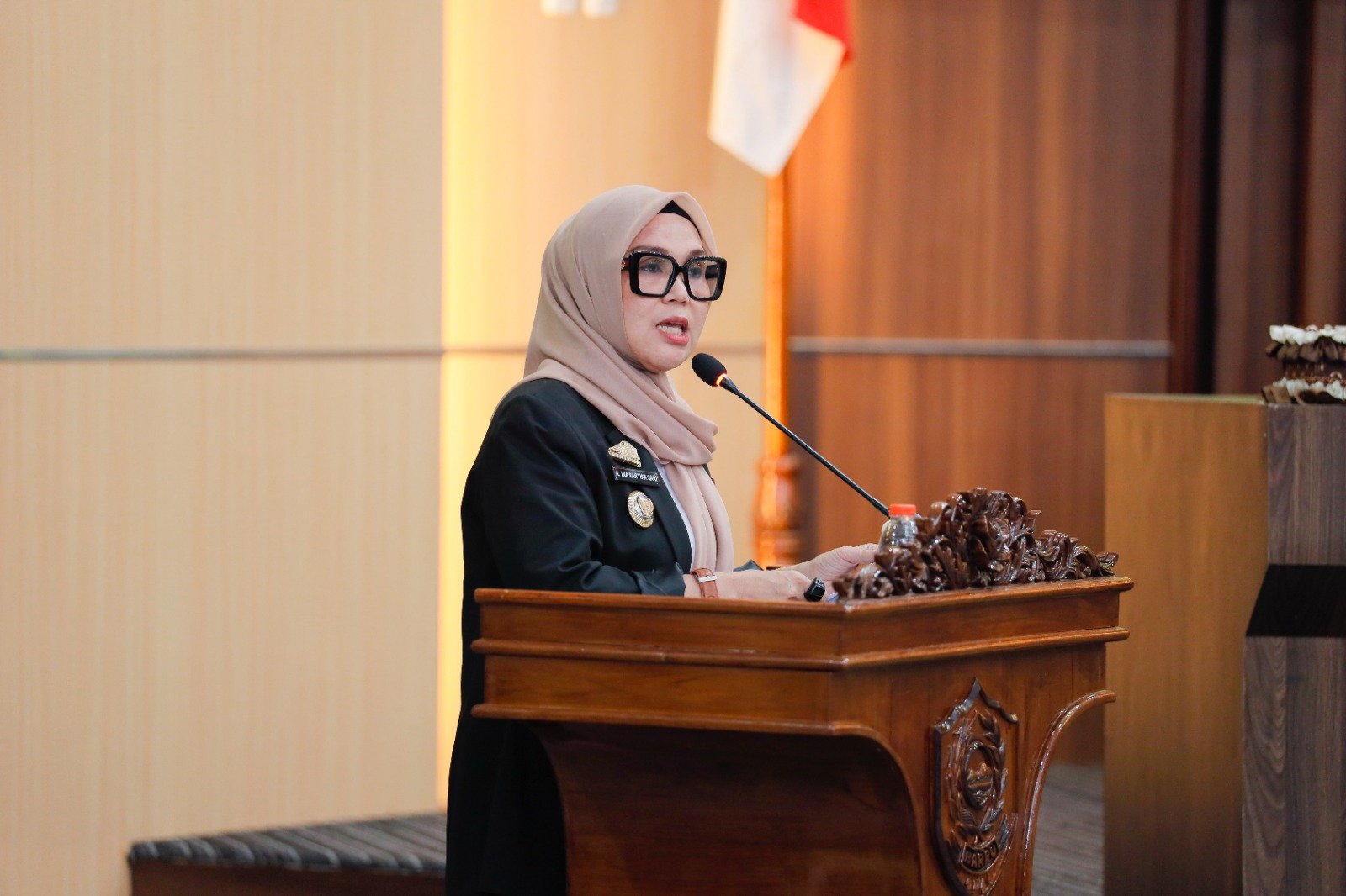 Bupati Barru Andi Ina Kartika Sari, S.H., M.Si. menyampaikan sambutan pada Rapat Paripurna DPRD Kabupaten Barru terkait Persetujuan Bersama Ranperda Pertanggungjawaban Pelaksanaan APBD Tahun Anggaran 2025 dan Penyerahan Pendapat Bupati terhadap Ranperda Penyelenggaraan Perlindungan Anak di Ruang Rapat DPRD Kabupaten Barru, Kamis (30/7/2026).